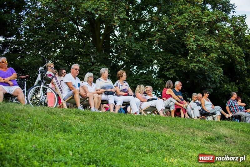 Zdjęcie w galerii na portalu naszraciborz.pl: Zespół MuzyKajaka zagrał na przystani kajakowej wiadomości z regionu
