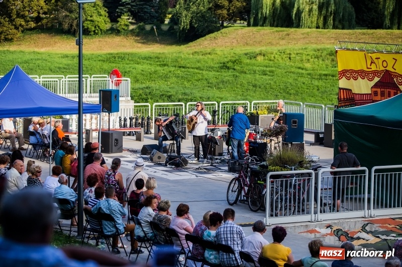 Zdjęcie w galerii na portalu naszraciborz.pl: Zespół MuzyKajaka zagrał na przystani kajakowej wiadomości z regionu
