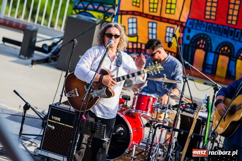 Zdjęcie w galerii na portalu naszraciborz.pl: Zespół MuzyKajaka zagrał na przystani kajakowej wiadomości z regionu