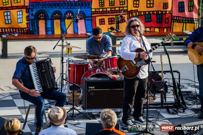 Zdjęcie w galerii na portalu naszraciborz.pl: Zespół MuzyKajaka zagrał na przystani kajakowej wiadomości z regionu