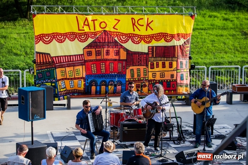 Zdjęcie w galerii na portalu naszraciborz.pl: Zespół MuzyKajaka zagrał na przystani kajakowej wiadomości z regionu