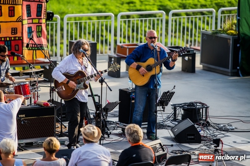 Zdjęcie w galerii na portalu naszraciborz.pl: Zespół MuzyKajaka zagrał na przystani kajakowej wiadomości z regionu