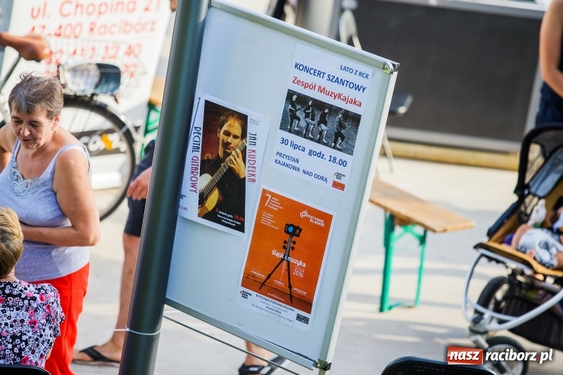 Zdjęcie w galerii na portalu naszraciborz.pl: Zespół MuzyKajaka zagrał na przystani kajakowej wiadomości z regionu