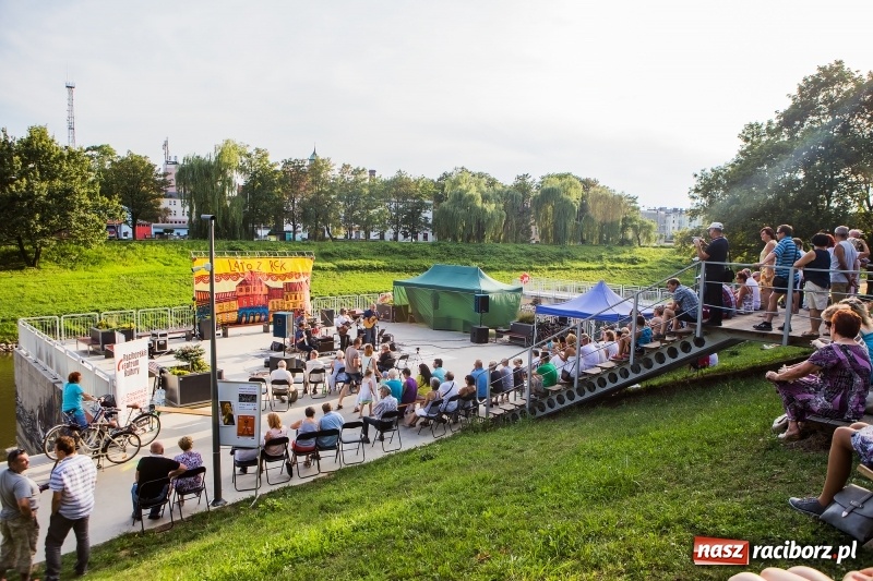 Zdjęcie w galerii na portalu naszraciborz.pl: Zespół MuzyKajaka zagrał na przystani kajakowej wiadomości z regionu