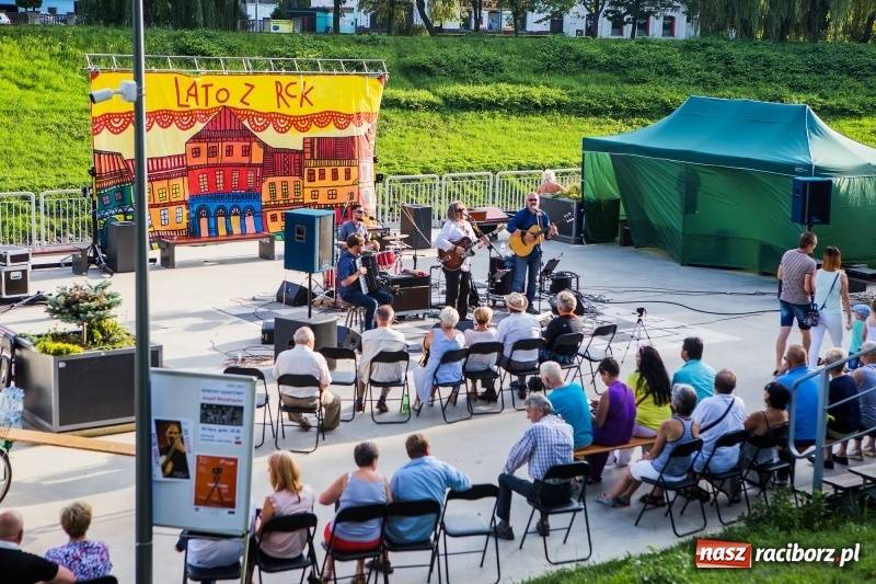 Zdjęcie w galerii na portalu naszraciborz.pl: Zespół MuzyKajaka zagrał na przystani kajakowej wiadomości z regionu