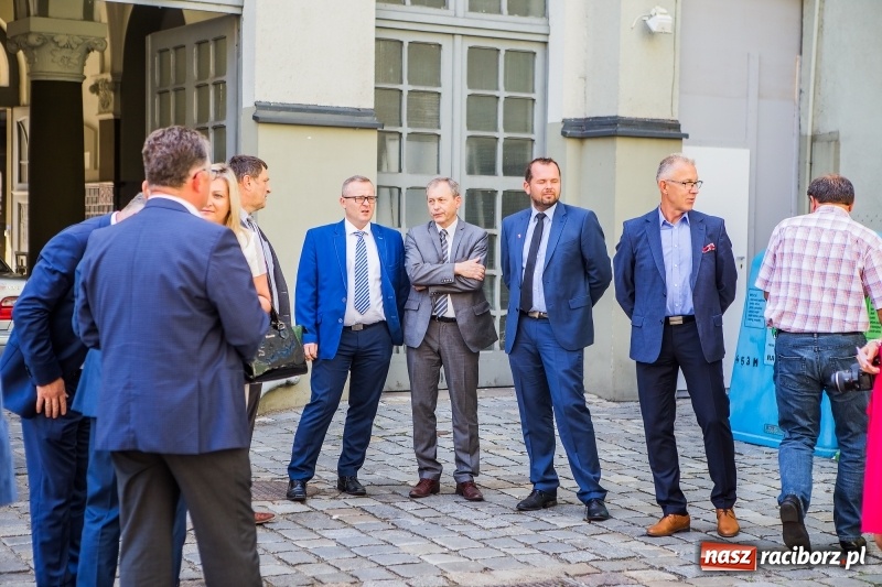 Zdjęcie w galerii na portalu naszraciborz.pl: Od jutra w Raciborzu rusza biuro paszportowe. Dzisiaj odbyło się oficjalne otwarcie punktu  wiadomości z regionu