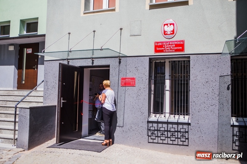 Zdjęcie w galerii na portalu naszraciborz.pl: Od jutra w Raciborzu rusza biuro paszportowe. Dzisiaj odbyło się oficjalne otwarcie punktu  wiadomości z regionu