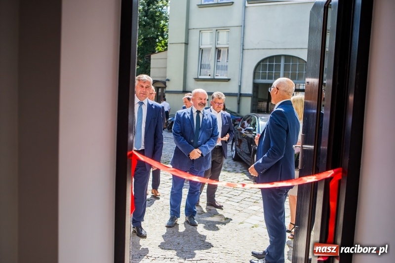 Zdjęcie w galerii na portalu naszraciborz.pl: Od jutra w Raciborzu rusza biuro paszportowe. Dzisiaj odbyło się oficjalne otwarcie punktu  wiadomości z regionu