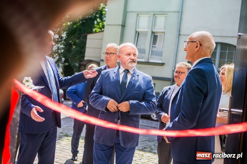 Zdjęcie w galerii na portalu naszraciborz.pl: Od jutra w Raciborzu rusza biuro paszportowe. Dzisiaj odbyło się oficjalne otwarcie punktu  wiadomości z regionu