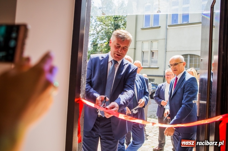 Zdjęcie w galerii na portalu naszraciborz.pl: Od jutra w Raciborzu rusza biuro paszportowe. Dzisiaj odbyło się oficjalne otwarcie punktu  wiadomości z regionu