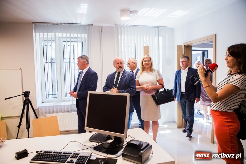 Zdjęcie w galerii na portalu naszraciborz.pl: Od jutra w Raciborzu rusza biuro paszportowe. Dzisiaj odbyło się oficjalne otwarcie punktu  wiadomości z regionu