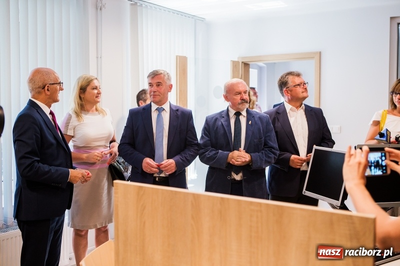 Zdjęcie w galerii na portalu naszraciborz.pl: Od jutra w Raciborzu rusza biuro paszportowe. Dzisiaj odbyło się oficjalne otwarcie punktu  wiadomości z regionu