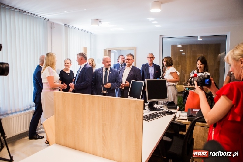 Zdjęcie w galerii na portalu naszraciborz.pl: Od jutra w Raciborzu rusza biuro paszportowe. Dzisiaj odbyło się oficjalne otwarcie punktu  wiadomości z regionu