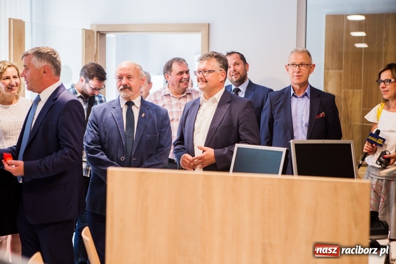 Zdjęcie w galerii na portalu naszraciborz.pl: Od jutra w Raciborzu rusza biuro paszportowe. Dzisiaj odbyło się oficjalne otwarcie punktu  wiadomości z regionu