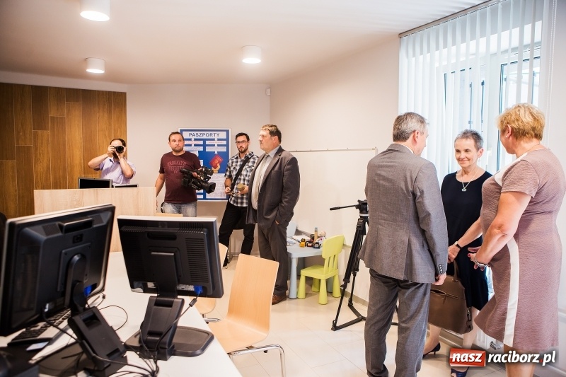 Zdjęcie w galerii na portalu naszraciborz.pl: Od jutra w Raciborzu rusza biuro paszportowe. Dzisiaj odbyło się oficjalne otwarcie punktu  wiadomości z regionu