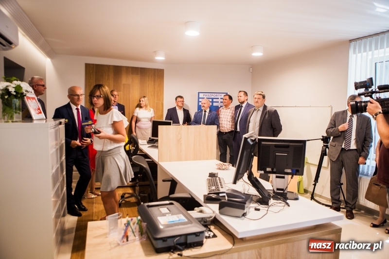 Zdjęcie w galerii na portalu naszraciborz.pl: Od jutra w Raciborzu rusza biuro paszportowe. Dzisiaj odbyło się oficjalne otwarcie punktu  wiadomości z regionu
