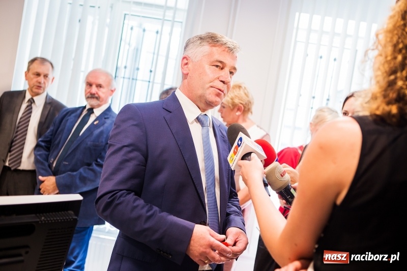 Zdjęcie w galerii na portalu naszraciborz.pl: Od jutra w Raciborzu rusza biuro paszportowe. Dzisiaj odbyło się oficjalne otwarcie punktu  wiadomości z regionu