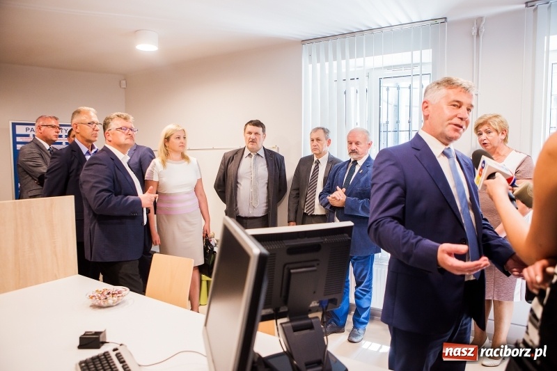 Zdjęcie w galerii na portalu naszraciborz.pl: Od jutra w Raciborzu rusza biuro paszportowe. Dzisiaj odbyło się oficjalne otwarcie punktu  wiadomości z regionu
