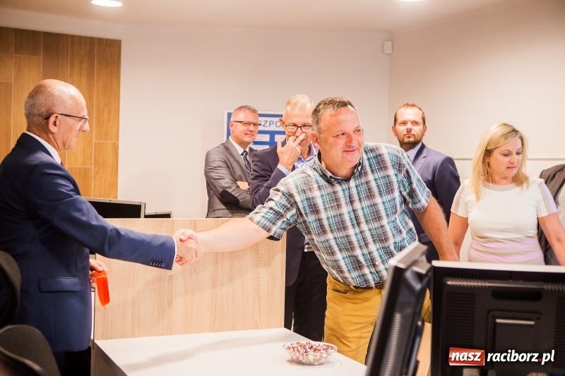 Zdjęcie w galerii na portalu naszraciborz.pl: Od jutra w Raciborzu rusza biuro paszportowe. Dzisiaj odbyło się oficjalne otwarcie punktu  wiadomości z regionu