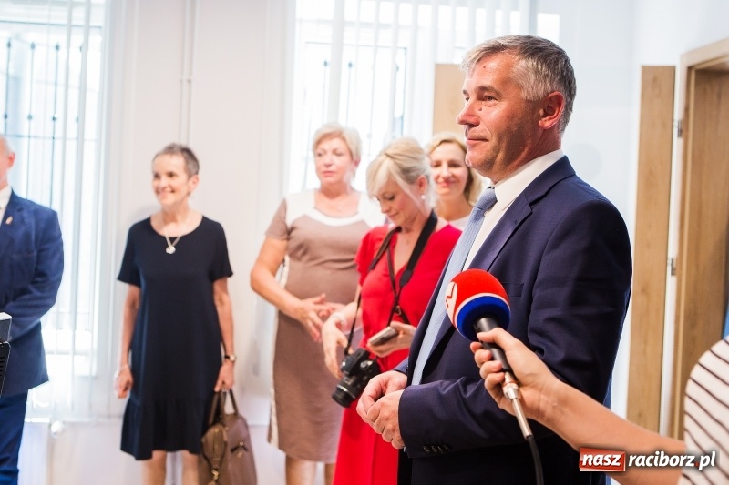 Zdjęcie w galerii na portalu naszraciborz.pl: Od jutra w Raciborzu rusza biuro paszportowe. Dzisiaj odbyło się oficjalne otwarcie punktu  wiadomości z regionu