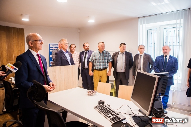 Zdjęcie w galerii na portalu naszraciborz.pl: Od jutra w Raciborzu rusza biuro paszportowe. Dzisiaj odbyło się oficjalne otwarcie punktu  wiadomości z regionu