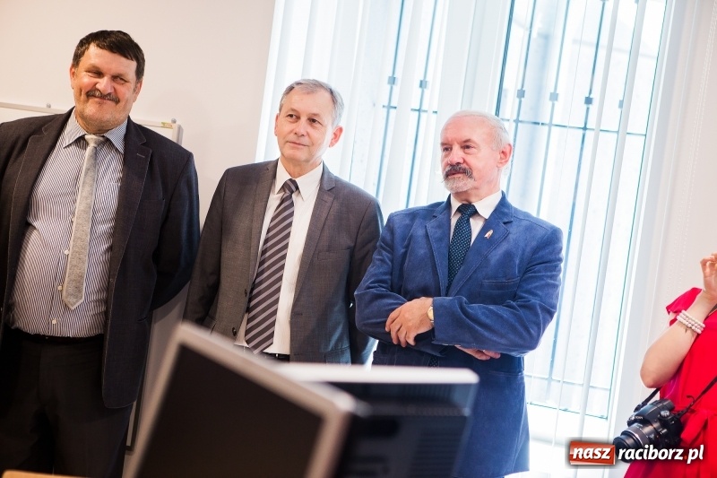 Zdjęcie w galerii na portalu naszraciborz.pl: Od jutra w Raciborzu rusza biuro paszportowe. Dzisiaj odbyło się oficjalne otwarcie punktu  wiadomości z regionu