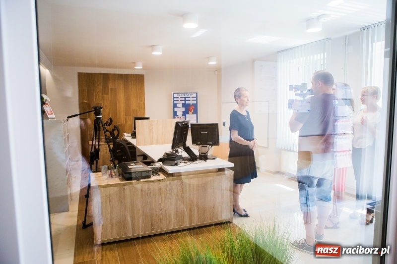 Zdjęcie w galerii na portalu naszraciborz.pl: Od jutra w Raciborzu rusza biuro paszportowe. Dzisiaj odbyło się oficjalne otwarcie punktu  wiadomości z regionu