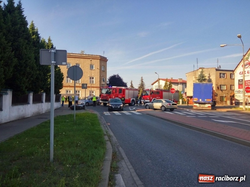 Zdjęcie w galerii na portalu naszraciborz.pl: Zderzenie volkswagena passata z motorowerem wiadomości z regionu