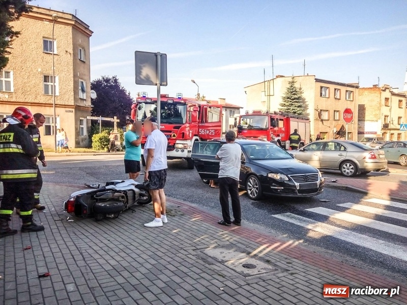 Zdjęcie w galerii na portalu naszraciborz.pl: Zderzenie volkswagena passata z motorowerem wiadomości z regionu