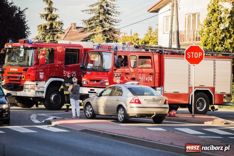 Zdjęcie w galerii na portalu naszraciborz.pl: Zderzenie volkswagena passata z motorowerem wiadomości z regionu