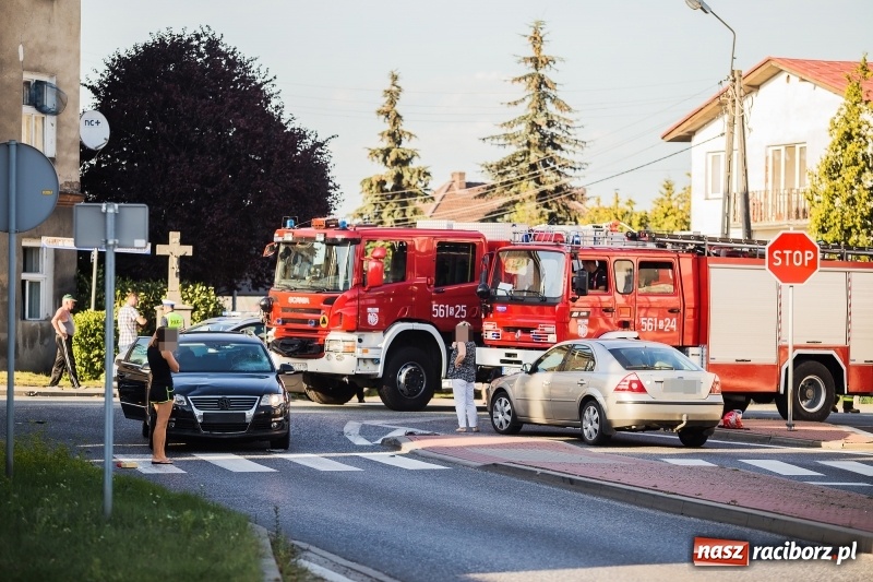 Zdjęcie w galerii na portalu naszraciborz.pl: Zderzenie volkswagena passata z motorowerem wiadomości z regionu