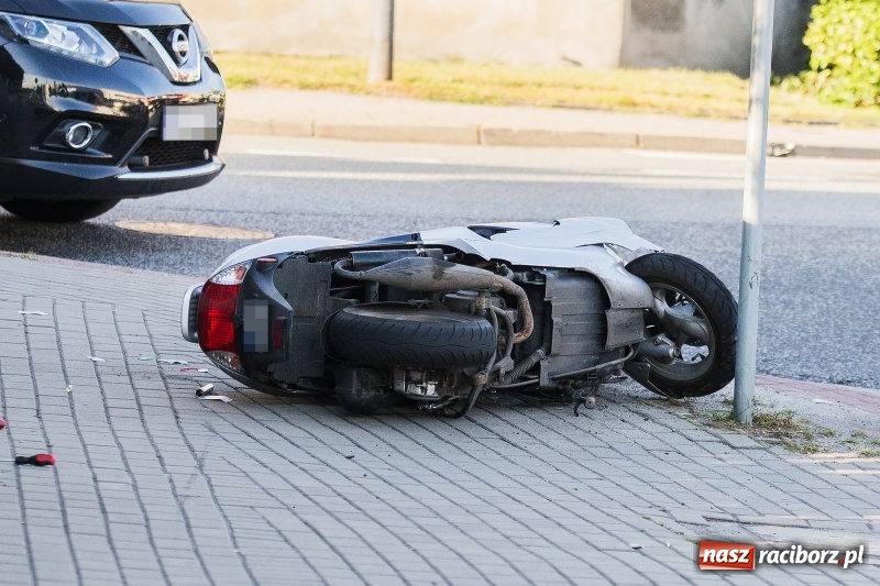 Zdjęcie w galerii na portalu naszraciborz.pl: Zderzenie volkswagena passata z motorowerem wiadomości z regionu