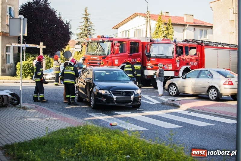 Zdjęcie w galerii na portalu naszraciborz.pl: Zderzenie volkswagena passata z motorowerem wiadomości z regionu