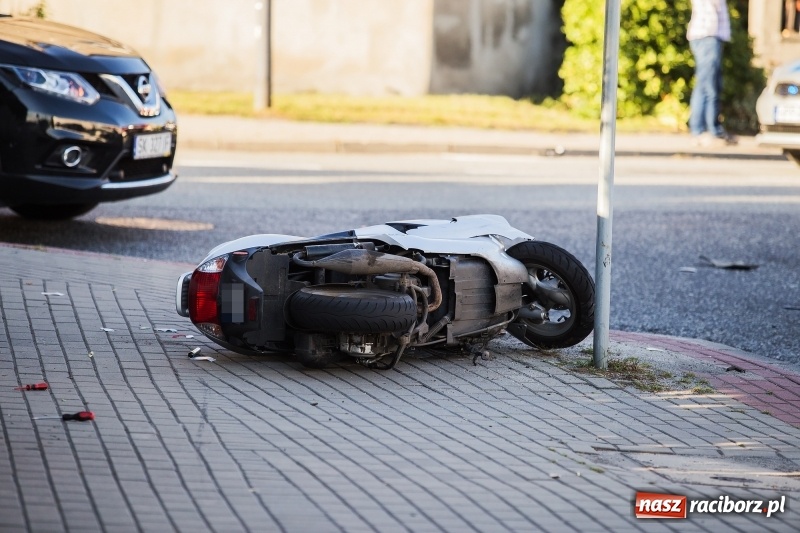 Zdjęcie w galerii na portalu naszraciborz.pl: Zderzenie volkswagena passata z motorowerem wiadomości z regionu