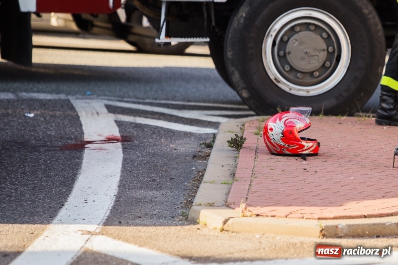 Zdjęcie w galerii na portalu naszraciborz.pl: Zderzenie volkswagena passata z motorowerem wiadomości z regionu