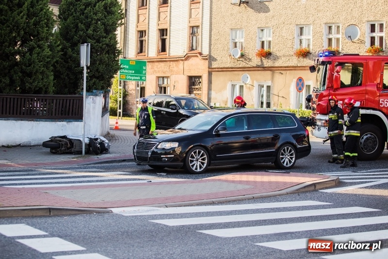 Zdjęcie w galerii na portalu naszraciborz.pl: Zderzenie volkswagena passata z motorowerem wiadomości z regionu