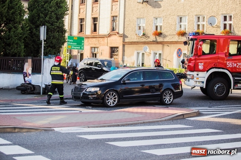 Zdjęcie w galerii na portalu naszraciborz.pl: Zderzenie volkswagena passata z motorowerem wiadomości z regionu