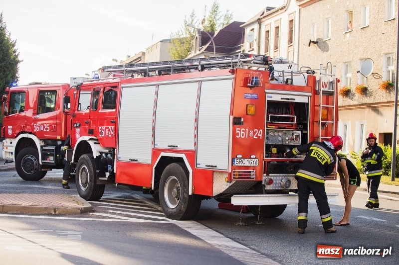 Zdjęcie w galerii na portalu naszraciborz.pl: Zderzenie volkswagena passata z motorowerem wiadomości z regionu