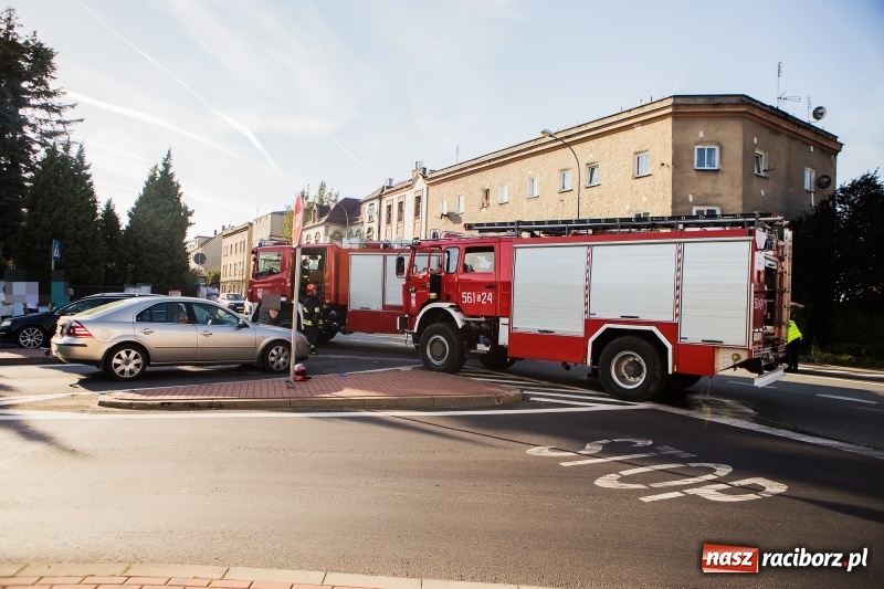 Zdjęcie w galerii na portalu naszraciborz.pl: Zderzenie volkswagena passata z motorowerem wiadomości z regionu