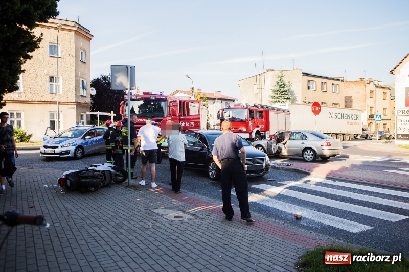 Zdjęcie w galerii na portalu naszraciborz.pl: Zderzenie volkswagena passata z motorowerem wiadomości z regionu