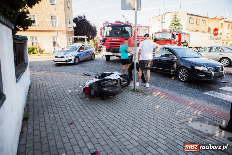 Zdjęcie w galerii na portalu naszraciborz.pl: Zderzenie volkswagena passata z motorowerem wiadomości z regionu