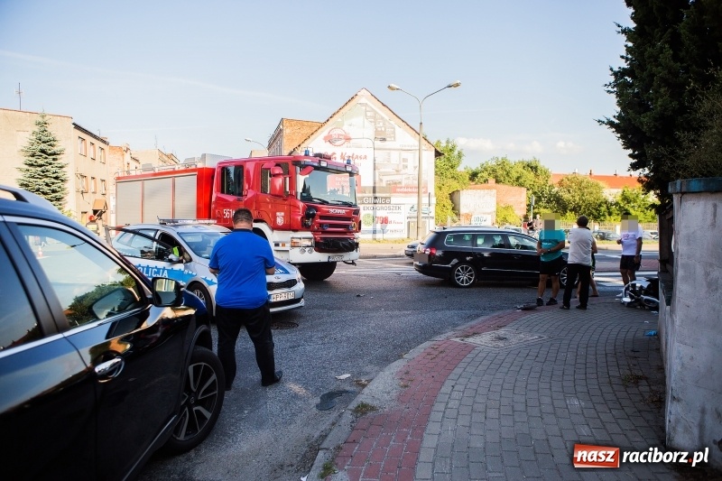 Zdjęcie w galerii na portalu naszraciborz.pl: Zderzenie volkswagena passata z motorowerem wiadomości z regionu