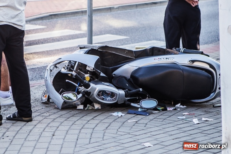Zdjęcie w galerii na portalu naszraciborz.pl: Zderzenie volkswagena passata z motorowerem wiadomości z regionu