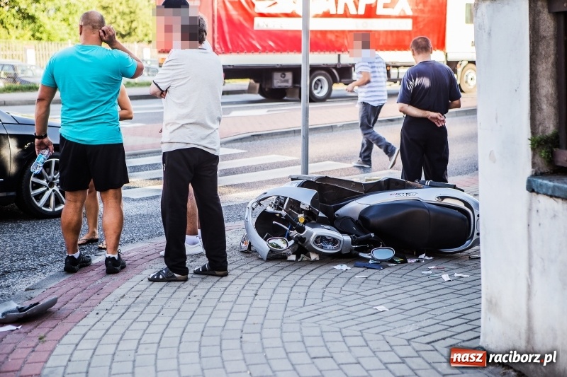 Zdjęcie w galerii na portalu naszraciborz.pl: Zderzenie volkswagena passata z motorowerem wiadomości z regionu
