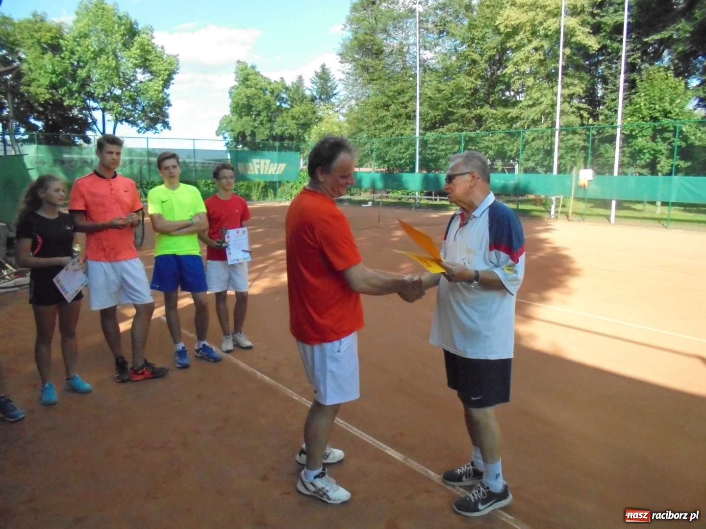 Zdjęcie w galerii na portalu naszraciborz.pl: Paweł Słysz z Pucharem Prezesa TKK wiadomości z regionu