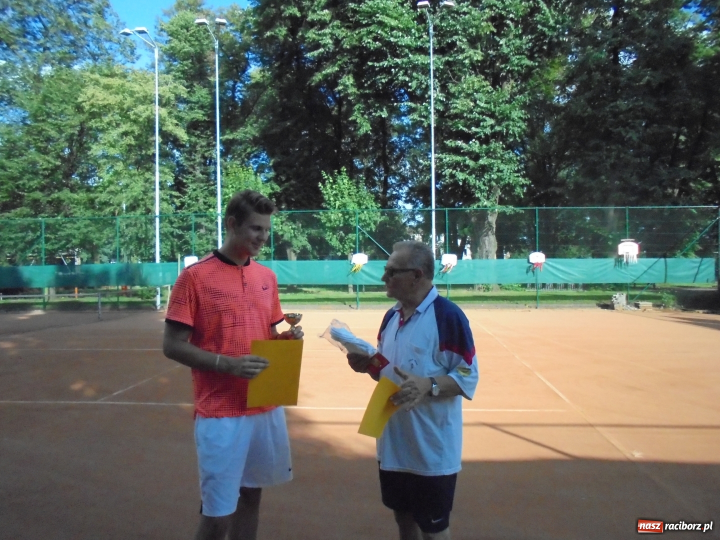 Zdjęcie w galerii na portalu naszraciborz.pl: Paweł Słysz z Pucharem Prezesa TKK wiadomości z regionu