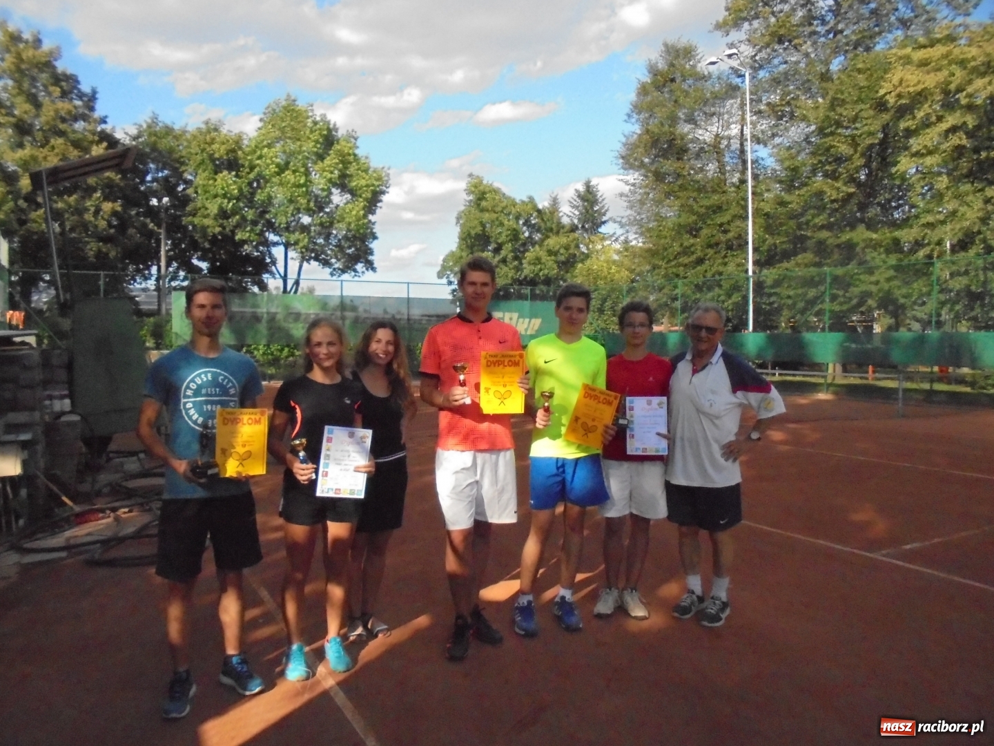 Zdjęcie w galerii na portalu naszraciborz.pl: Paweł Słysz z Pucharem Prezesa TKK wiadomości z regionu