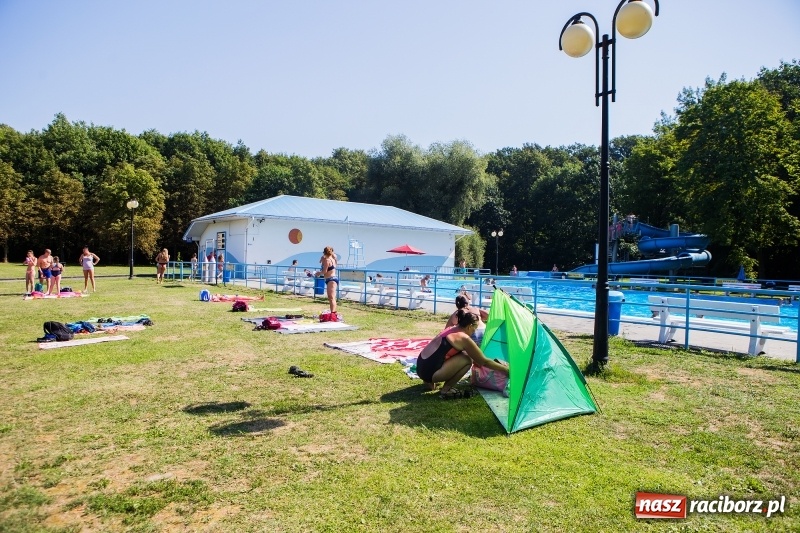 Zdjęcie w galerii na portalu naszraciborz.pl: Woda sposobem na upalne dni. Mieszkańcy regionu korzystają z pogody i licznie odwiedzają kąpieliska wiadomości z regionu