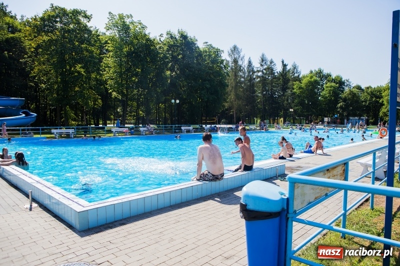 Zdjęcie w galerii na portalu naszraciborz.pl: Woda sposobem na upalne dni. Mieszkańcy regionu korzystają z pogody i licznie odwiedzają kąpieliska wiadomości z regionu