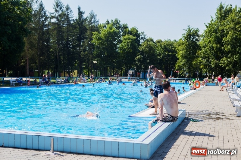 Zdjęcie w galerii na portalu naszraciborz.pl: Woda sposobem na upalne dni. Mieszkańcy regionu korzystają z pogody i licznie odwiedzają kąpieliska wiadomości z regionu